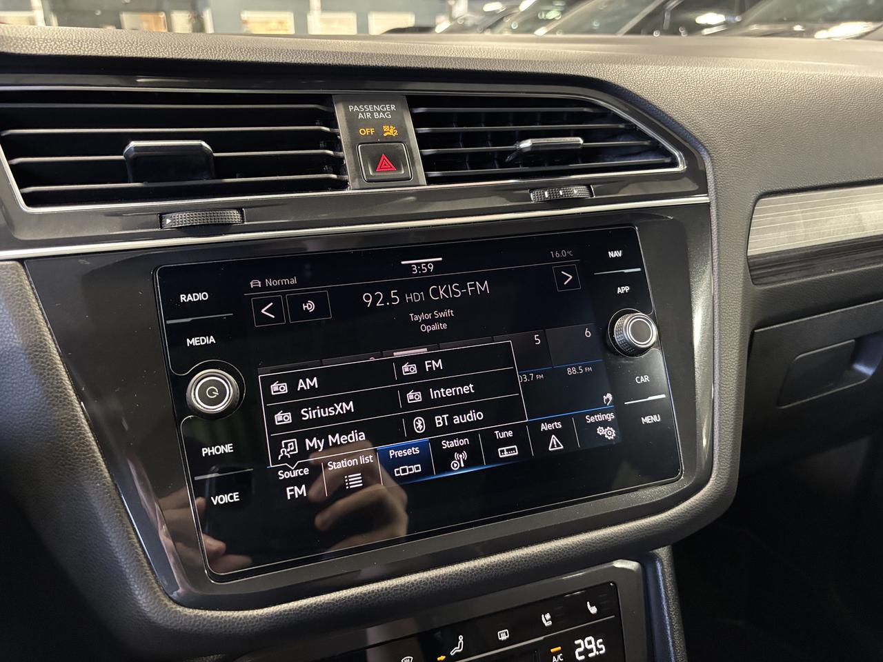 2023 Volkswagen Tiguan R-Line|4MOTION|NAV|FENDERAUDIO|7PASS|BROWNLEATHER| Photo