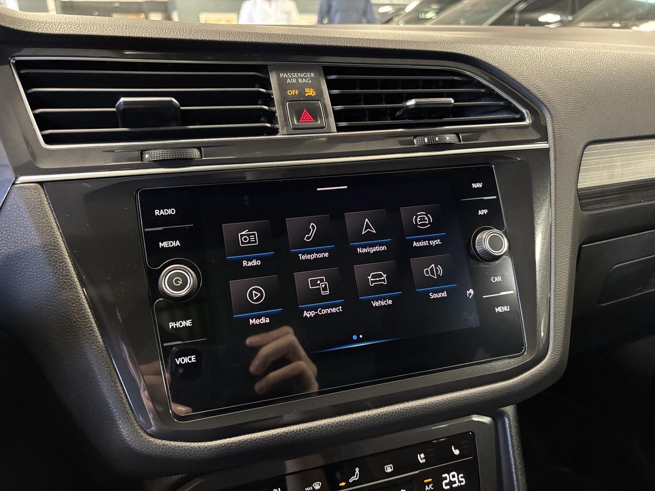 2023 Volkswagen Tiguan R-Line|4MOTION|NAV|FENDERAUDIO|7PASS|BROWNLEATHER| Photo