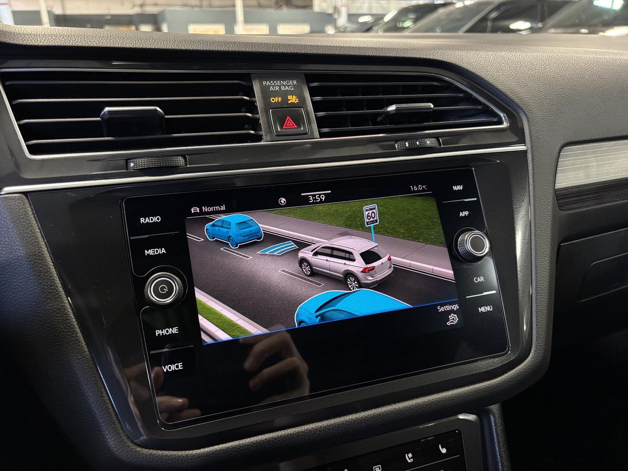 2023 Volkswagen Tiguan R-Line|4MOTION|NAV|FENDERAUDIO|7PASS|BROWNLEATHER| Photo