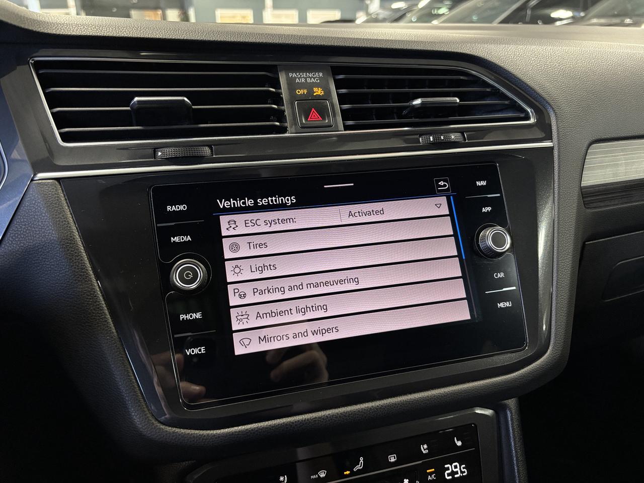 2023 Volkswagen Tiguan R-Line|4MOTION|NAV|FENDERAUDIO|7PASS|BROWNLEATHER| Photo
