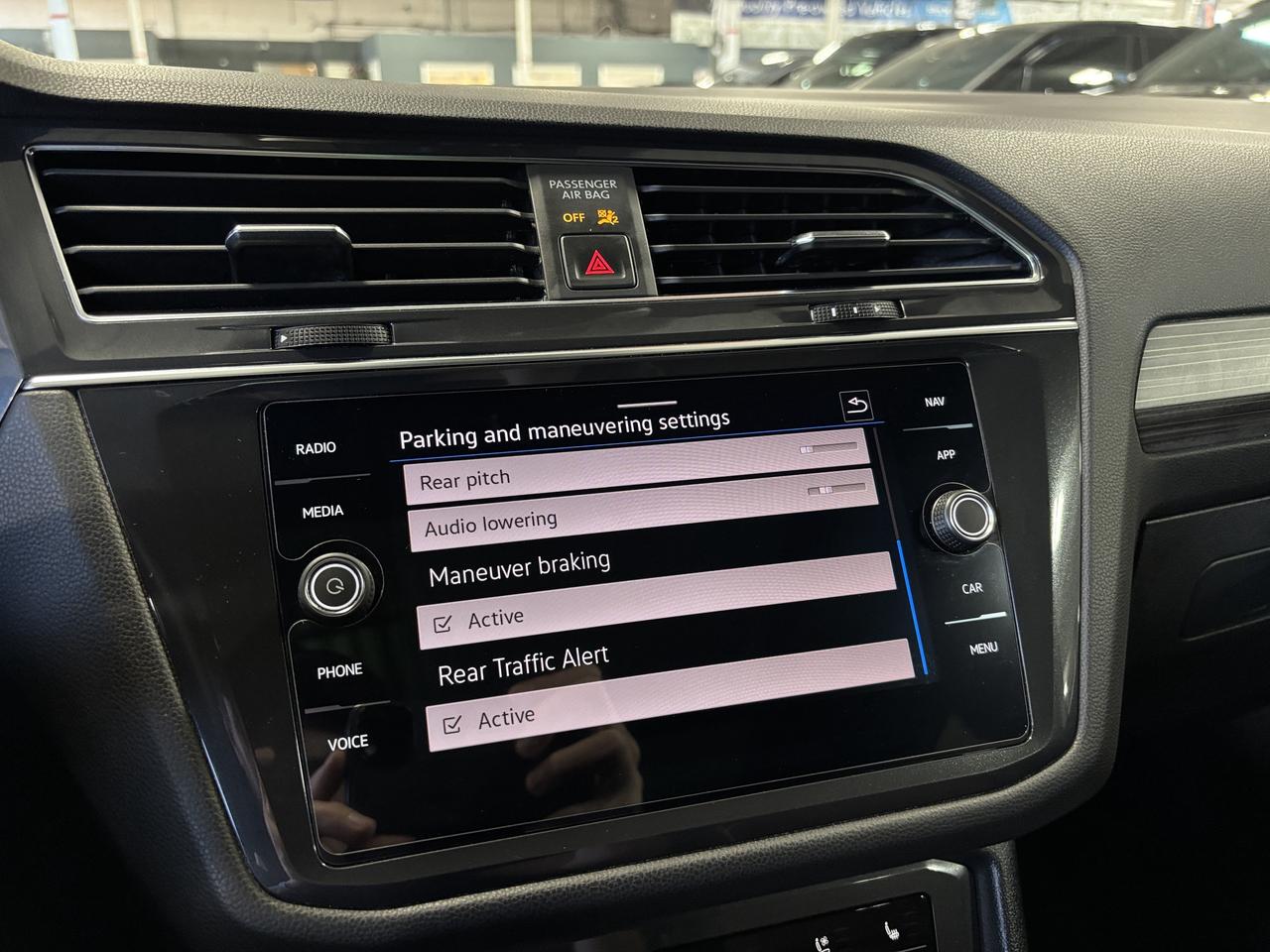 2023 Volkswagen Tiguan R-Line|4MOTION|NAV|FENDERAUDIO|7PASS|BROWNLEATHER| Photo