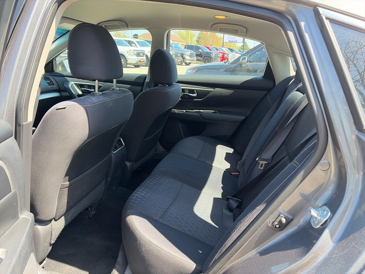 2017 Nissan Altima SV, HEATED SEATS, REMOTE START, BACK UP CAMERA! Photo