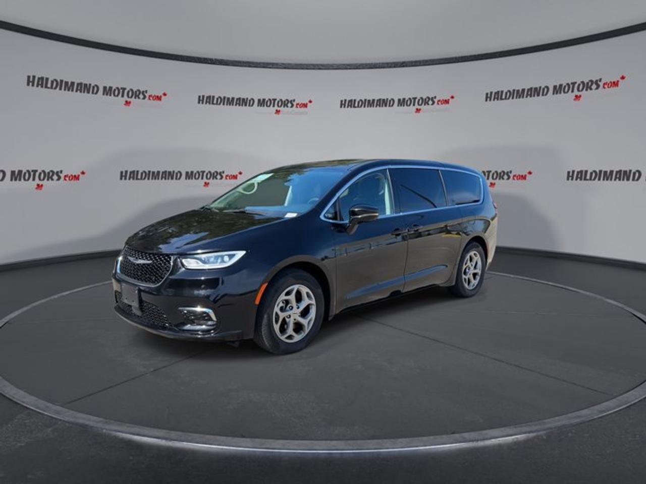 2024 Chrysler Pacifica Limited FWD | No Accidents |  Ventilated Seats | Panoramic Roof Photo3