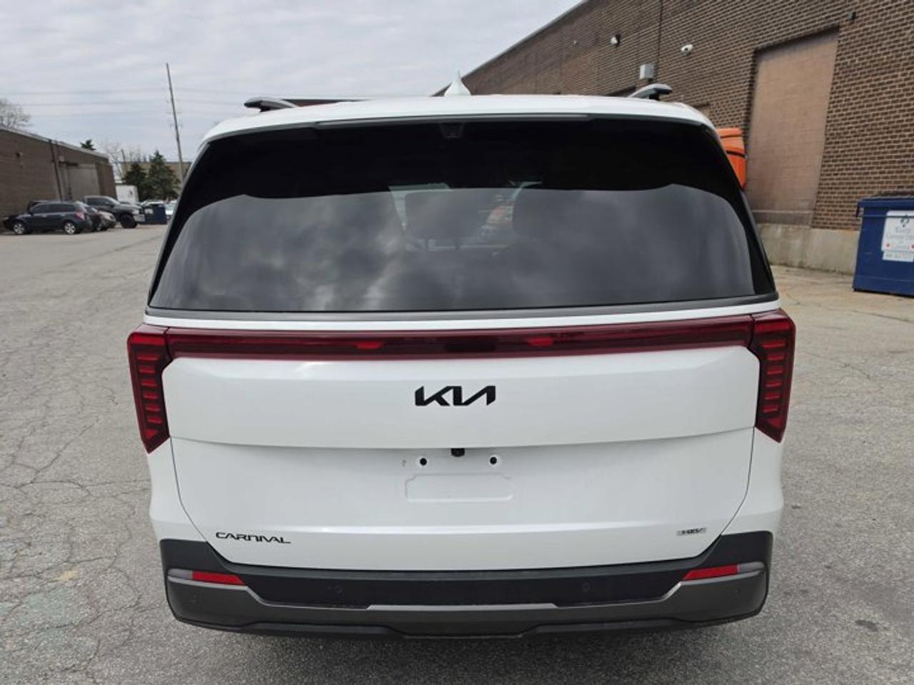 2025 Kia Carnival Hybrid SX+ | Leather | Captain's Chairs | Heated + Cooled Seats | Sunroof | Heated Steering | and More ! Photo