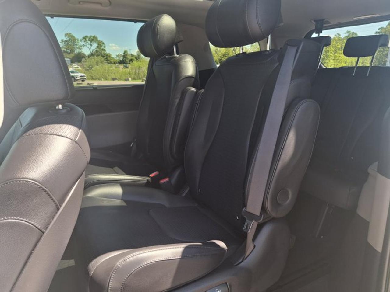 2025 Kia Carnival Hybrid SX+ | Leather | Captain's Chairs | Heated + Cooled Seats | Sunroof | Heated Steering | and More ! Photo