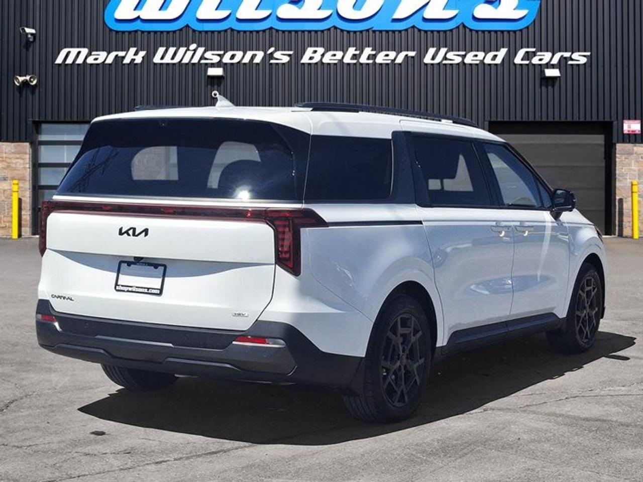 2025 Kia Carnival Hybrid SX+ | Leather | Captain's Chairs | Heated + Cooled Seats | Sunroof | Heated Steering | and More ! Photo