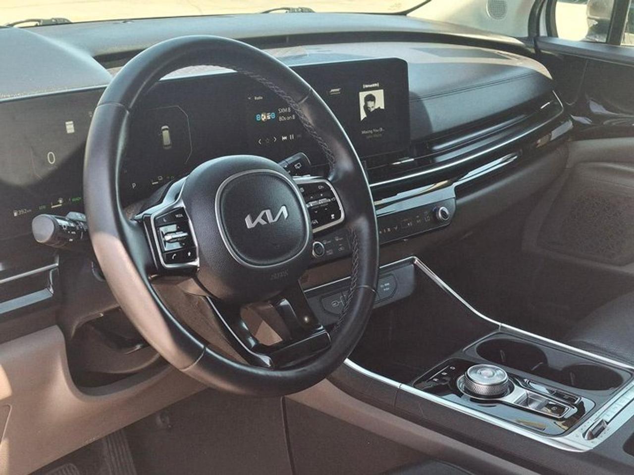 2025 Kia Carnival Hybrid SX+ | Leather | Captain's Chairs | Heated + Cooled Seats | Sunroof | Heated Steering | and More ! Photo