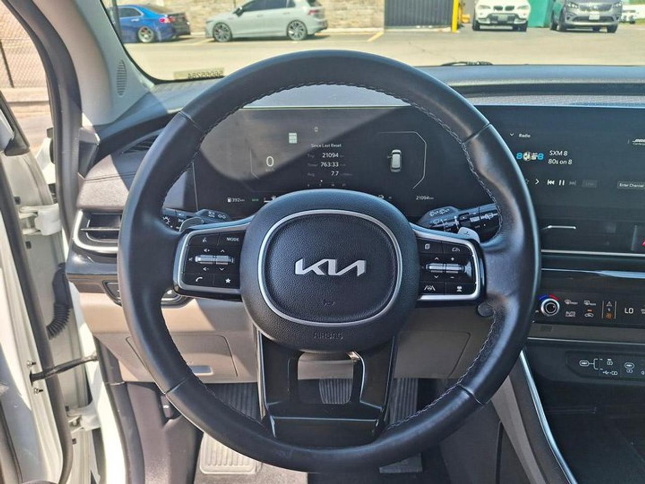 2025 Kia Carnival Hybrid SX+ | Leather | Captain's Chairs | Heated + Cooled Seats | Sunroof | Heated Steering | and More ! Photo
