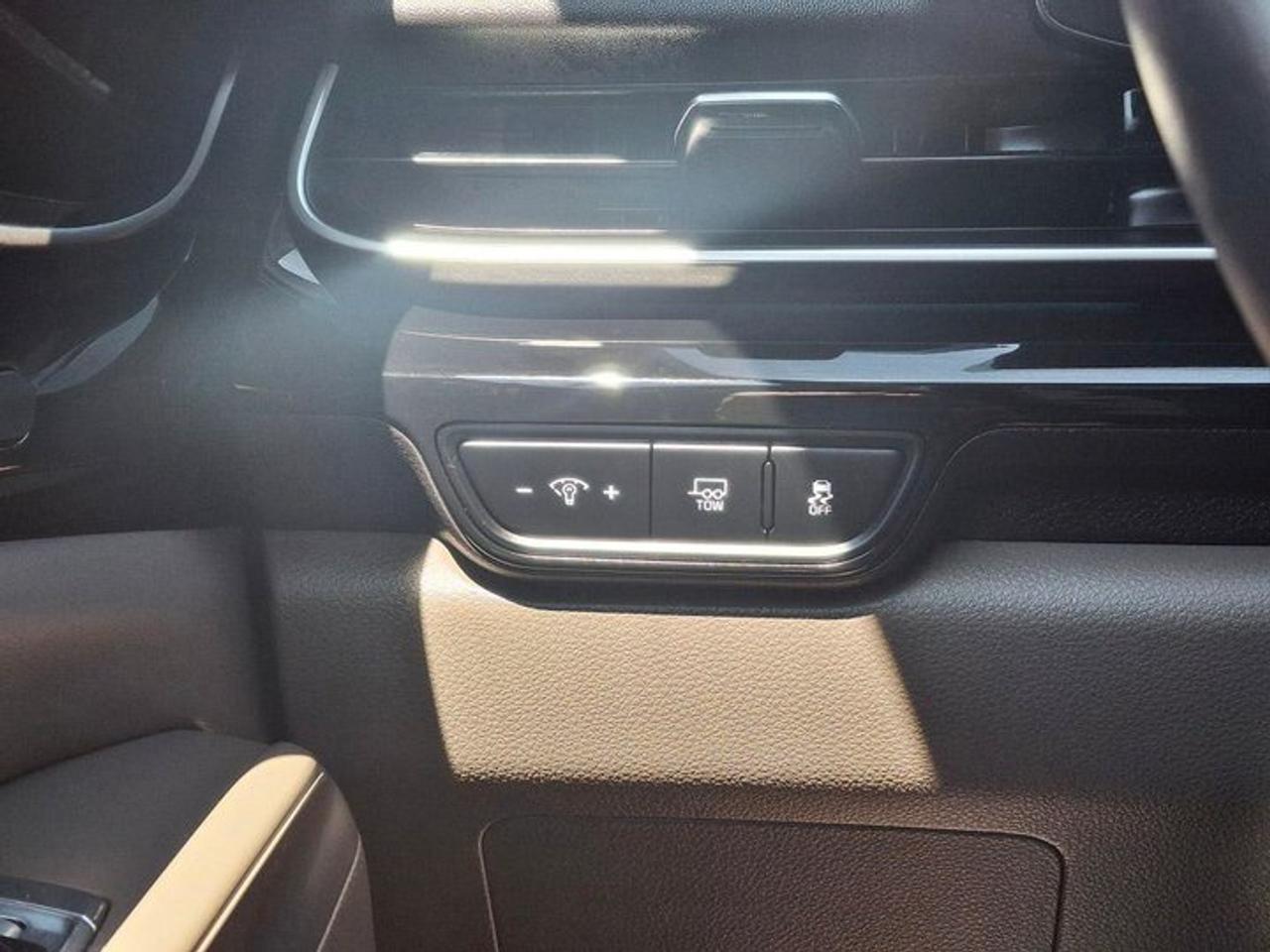 2025 Kia Carnival Hybrid SX+ | Leather | Captain's Chairs | Heated + Cooled Seats | Sunroof | Heated Steering | and More ! Photo