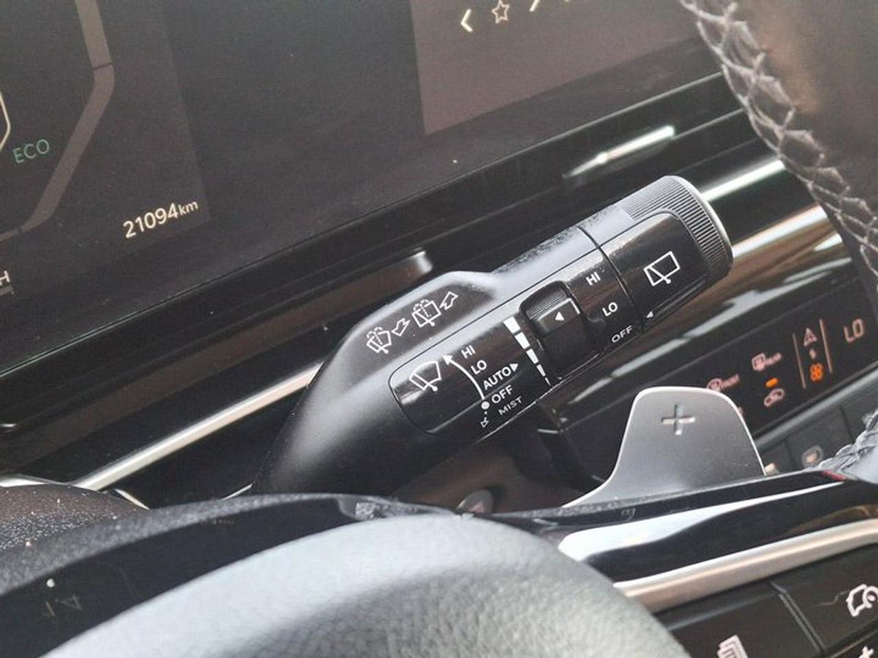 2025 Kia Carnival Hybrid SX+ | Leather | Captain's Chairs | Heated + Cooled Seats | Sunroof | Heated Steering | and More ! Photo