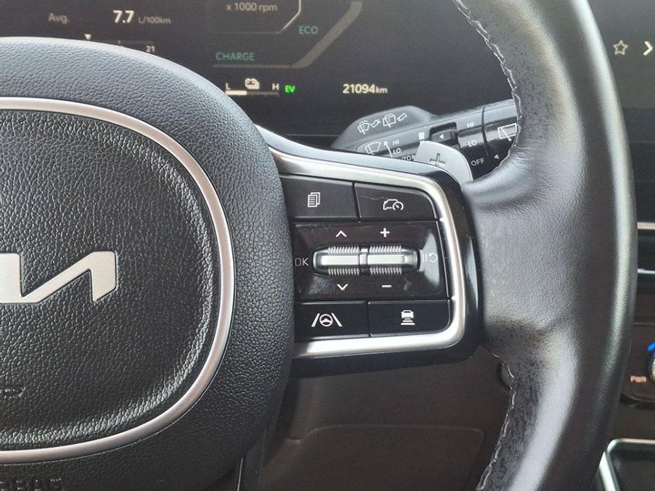 2025 Kia Carnival Hybrid SX+ | Leather | Captain's Chairs | Heated + Cooled Seats | Sunroof | Heated Steering | and More ! Photo