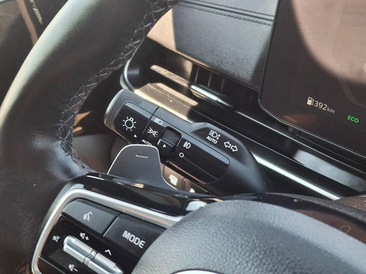 2025 Kia Carnival Hybrid SX+ | Leather | Captain's Chairs | Heated + Cooled Seats | Sunroof | Heated Steering | and More ! Photo
