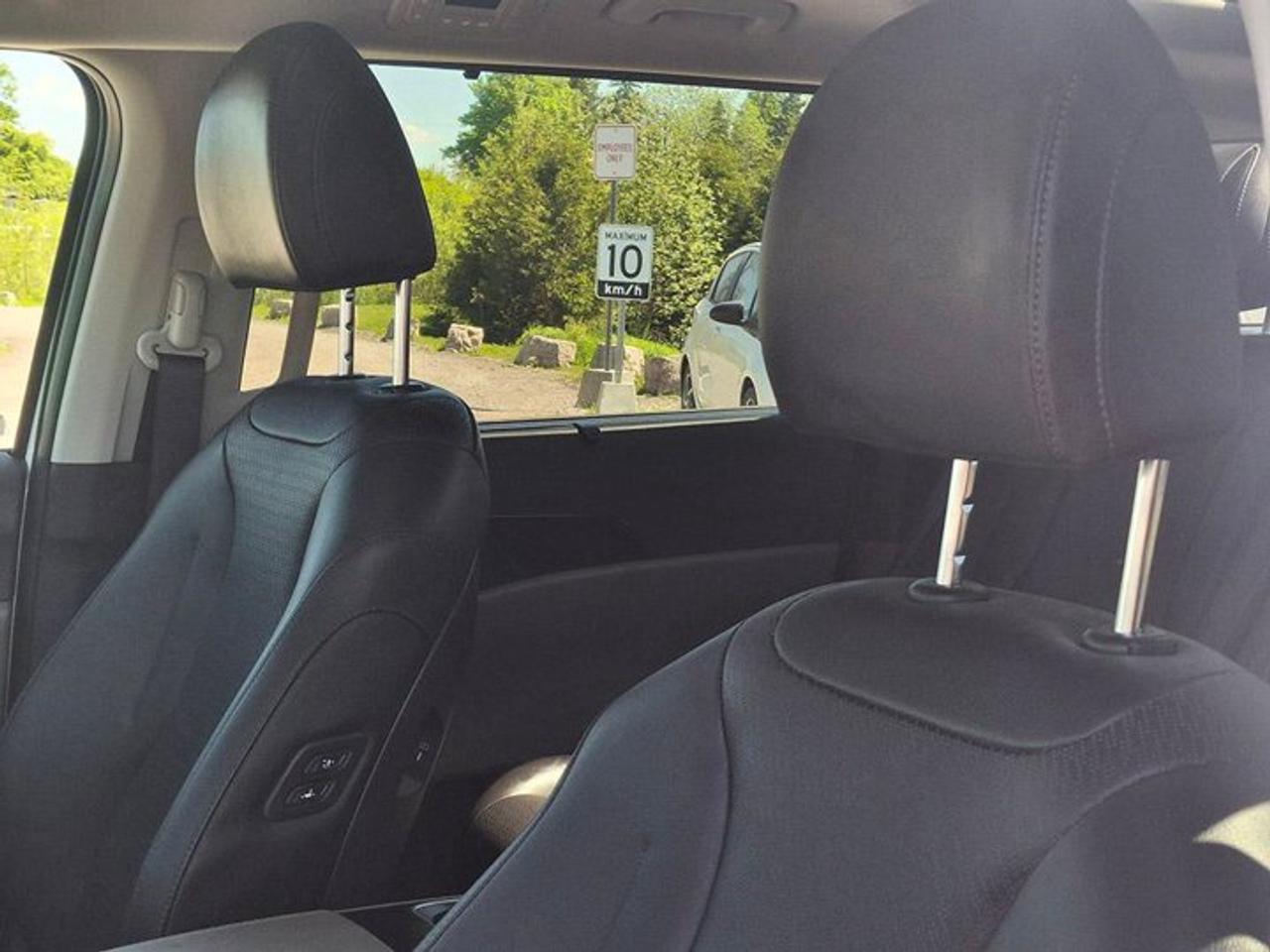 2025 Kia Carnival Hybrid SX+ | Leather | Captain's Chairs | Heated + Cooled Seats | Sunroof | Heated Steering | and More ! Photo
