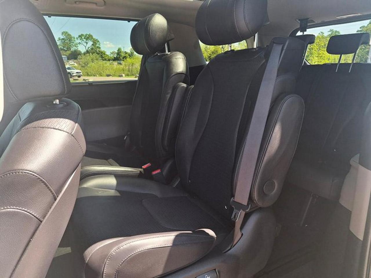 2025 Kia Carnival Hybrid SX+ | Leather | Captain's Chairs | Heated + Cooled Seats | Sunroof | Heated Steering | and More ! Photo