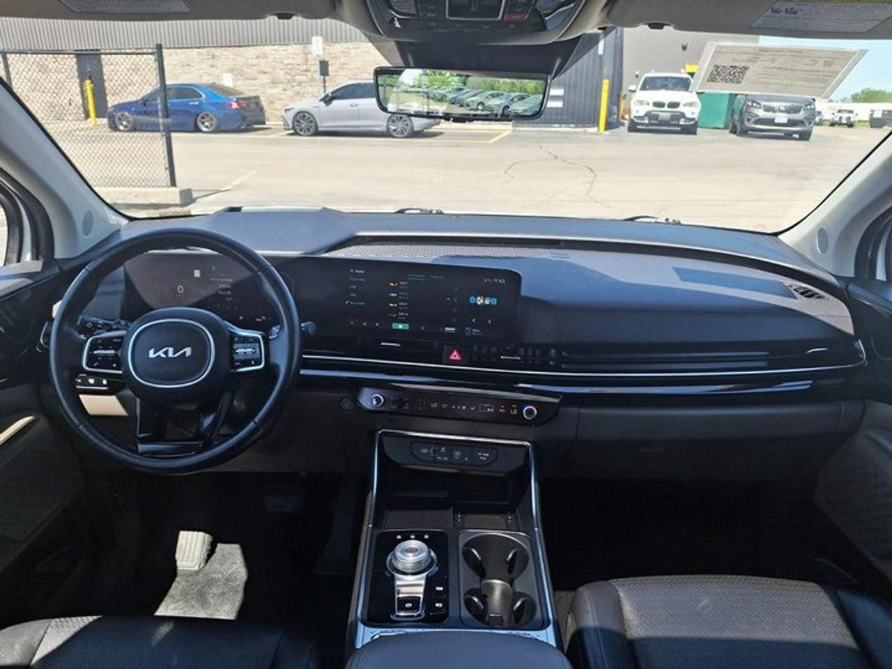 2025 Kia Carnival Hybrid SX+ | Leather | Captain's Chairs | Heated + Cooled Seats | Sunroof | Heated Steering | and More ! Photo