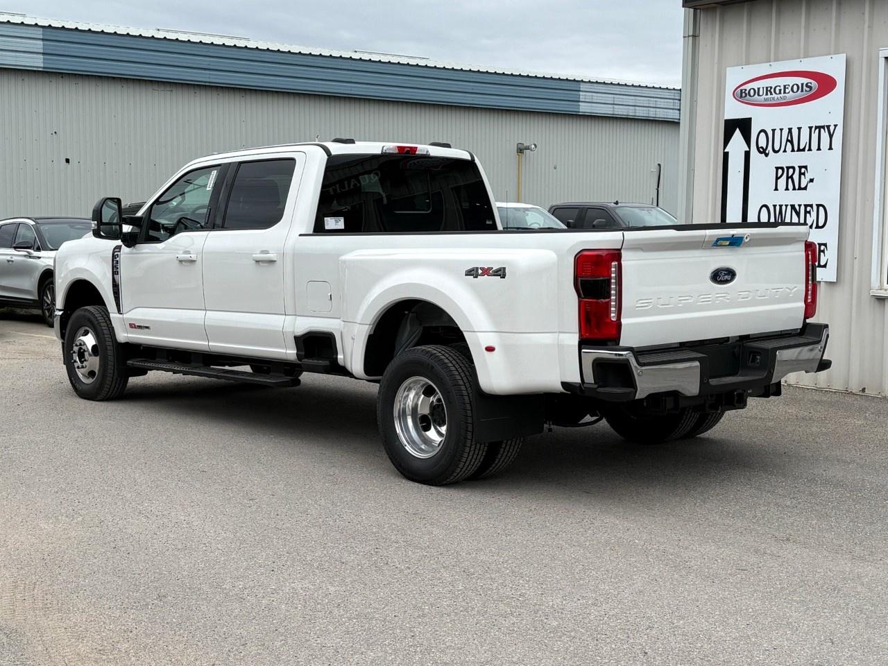 2026 Ford F-350 Super Duty DRW LARIAT 4WD CREW CAB 8' BOX Photo