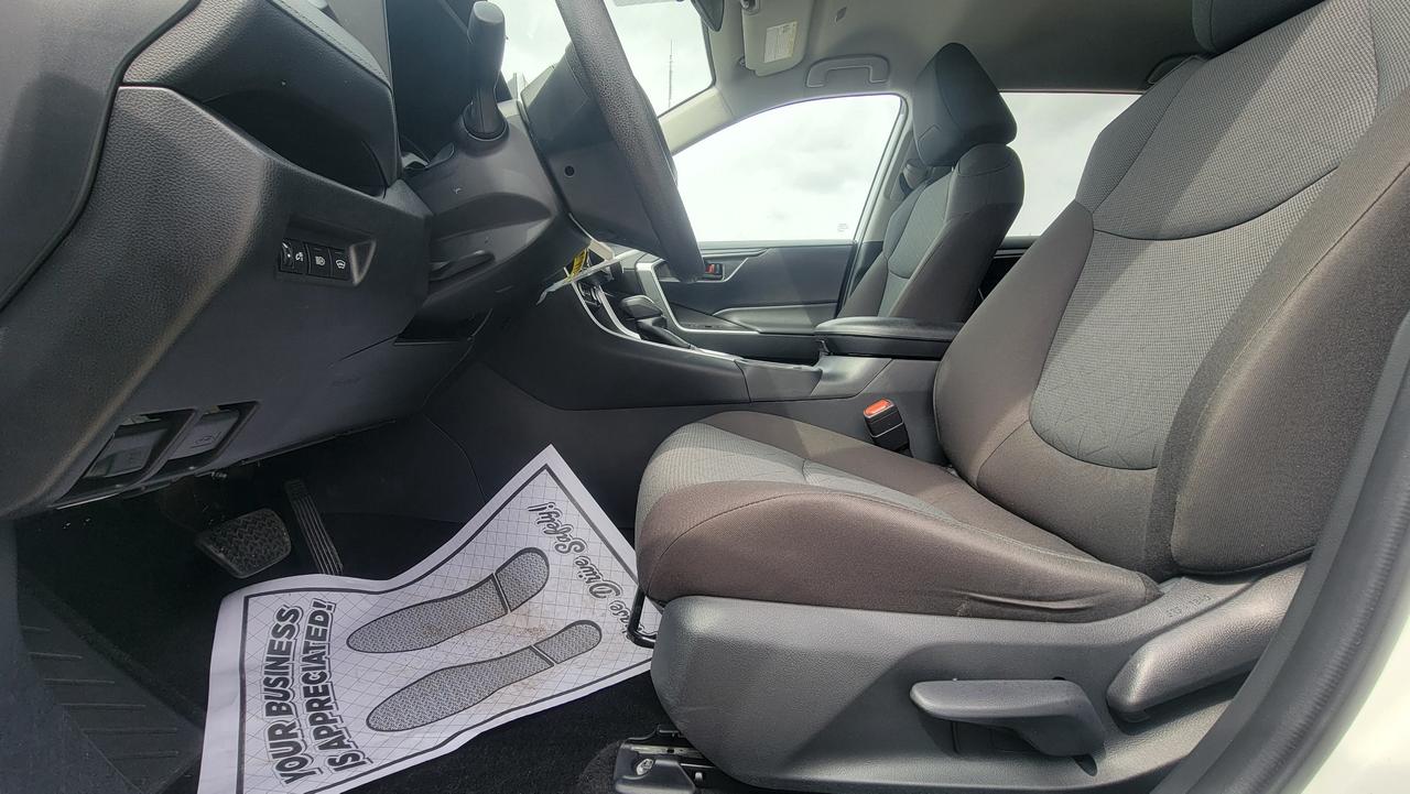 2025 Toyota RAV4 LE Photo