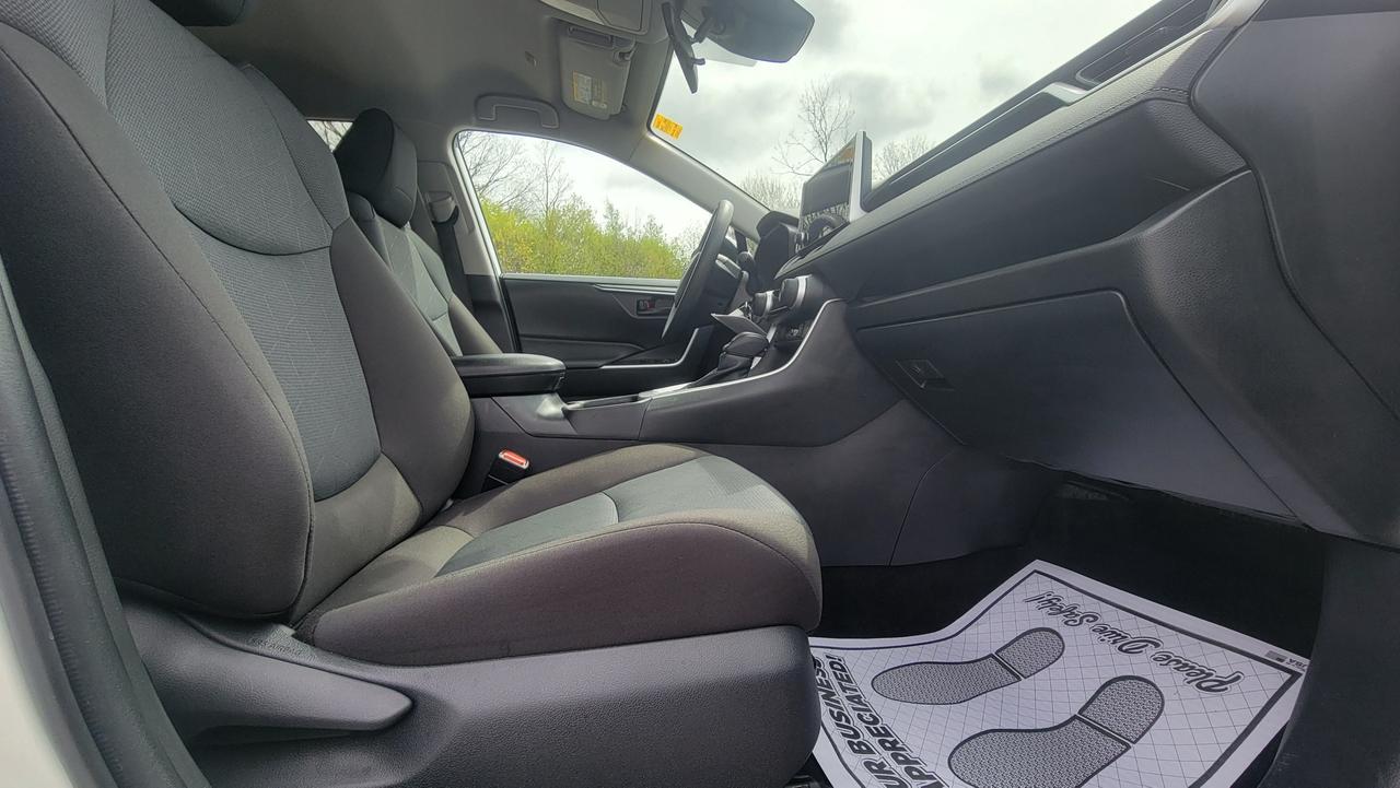 2025 Toyota RAV4 LE Photo