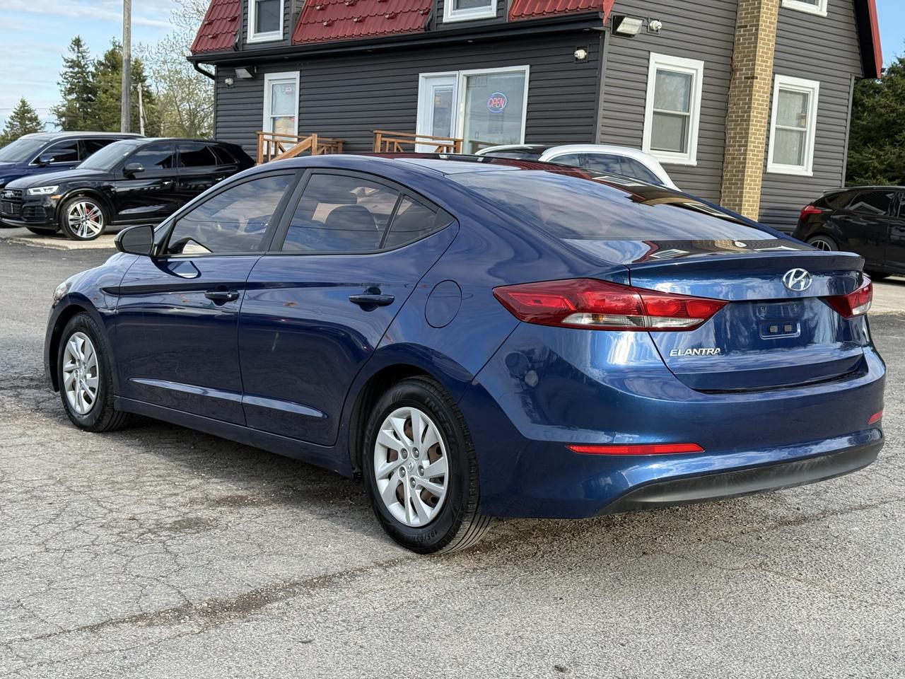 2017 Hyundai Elantra LE Photo4