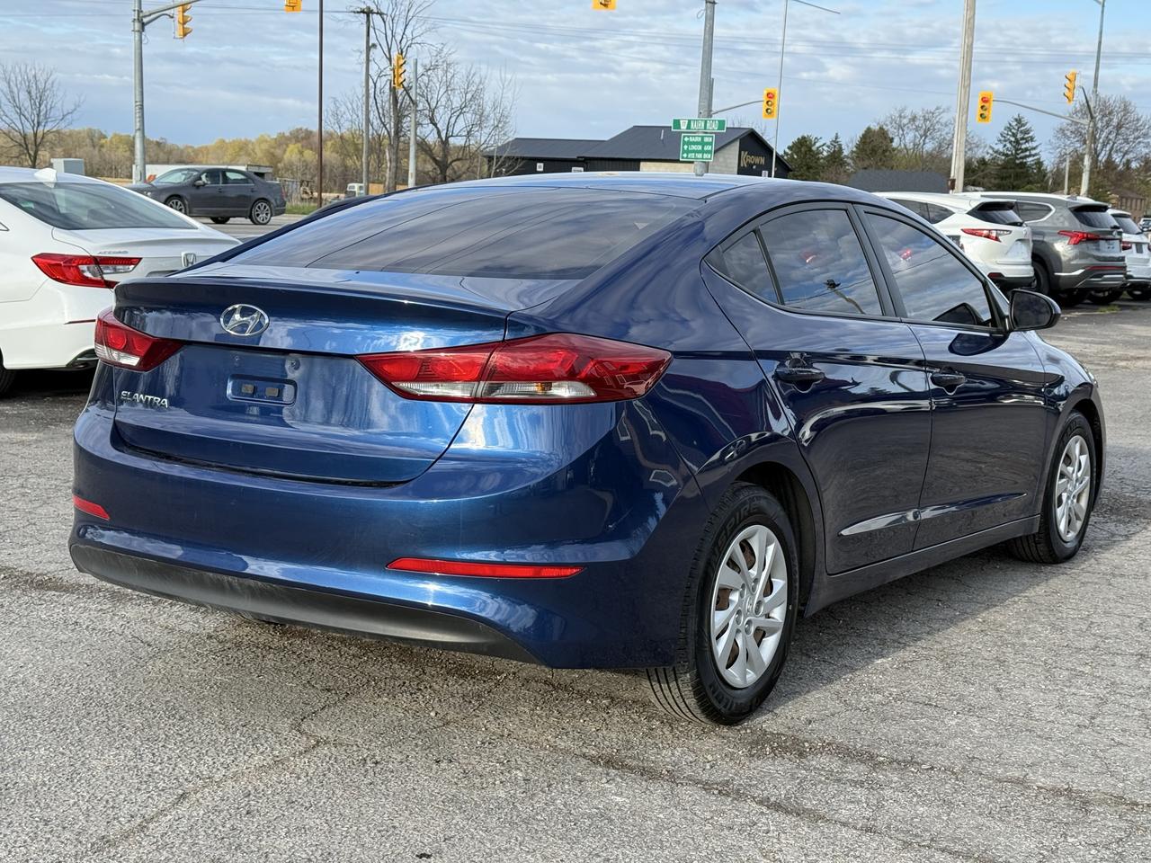 2017 Hyundai Elantra LE Photo2