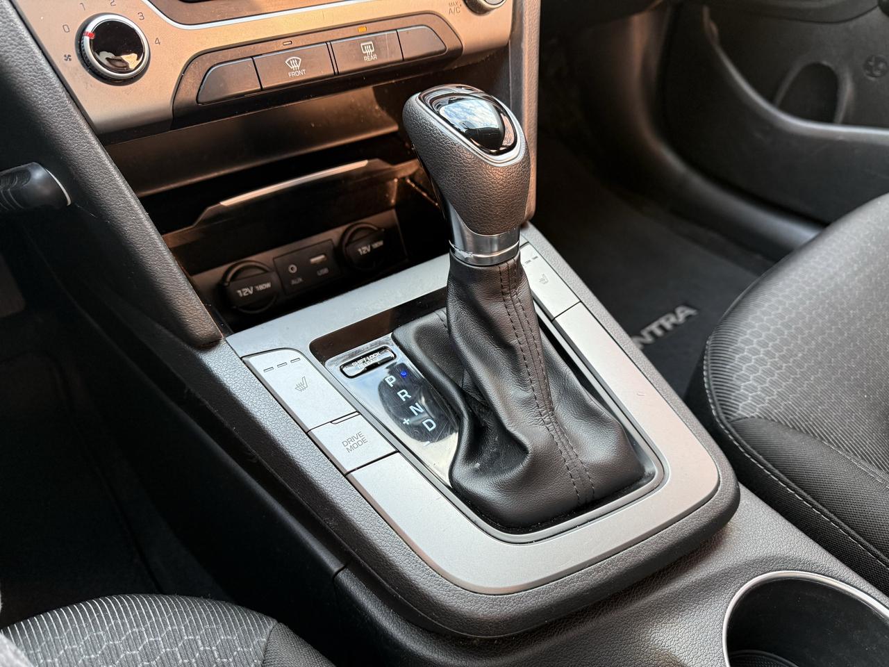 2017 Hyundai Elantra LE Photo