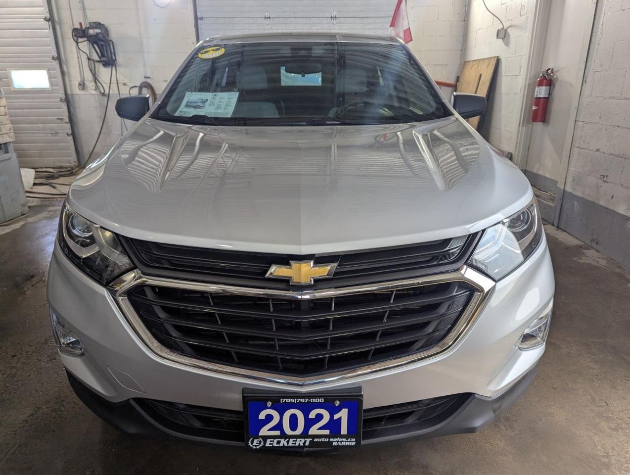 2021 Chevrolet Equinox LS WITH APPLE CARPLAY!! Photo2