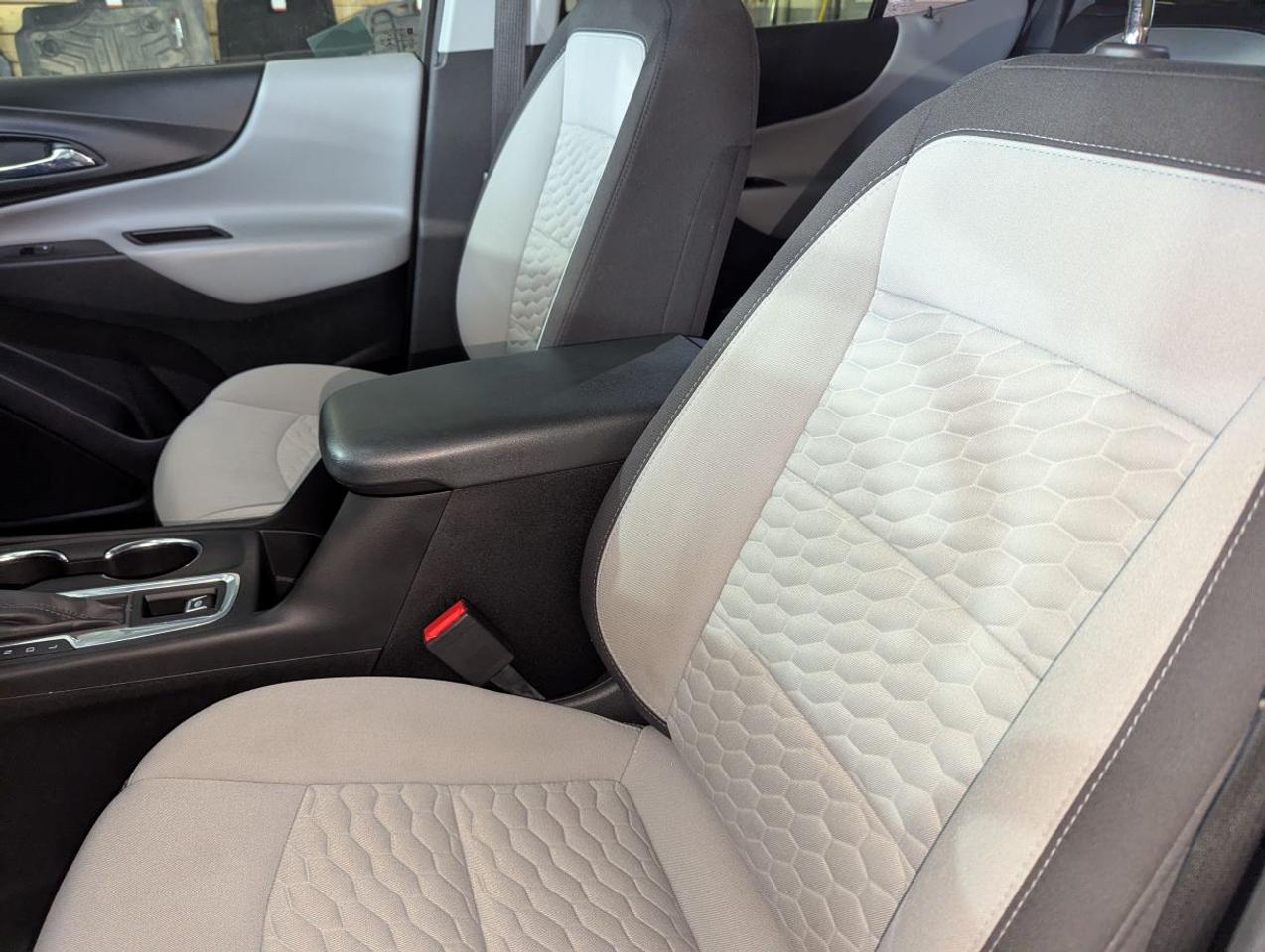 2021 Chevrolet Equinox LS WITH APPLE CARPLAY!! Photo
