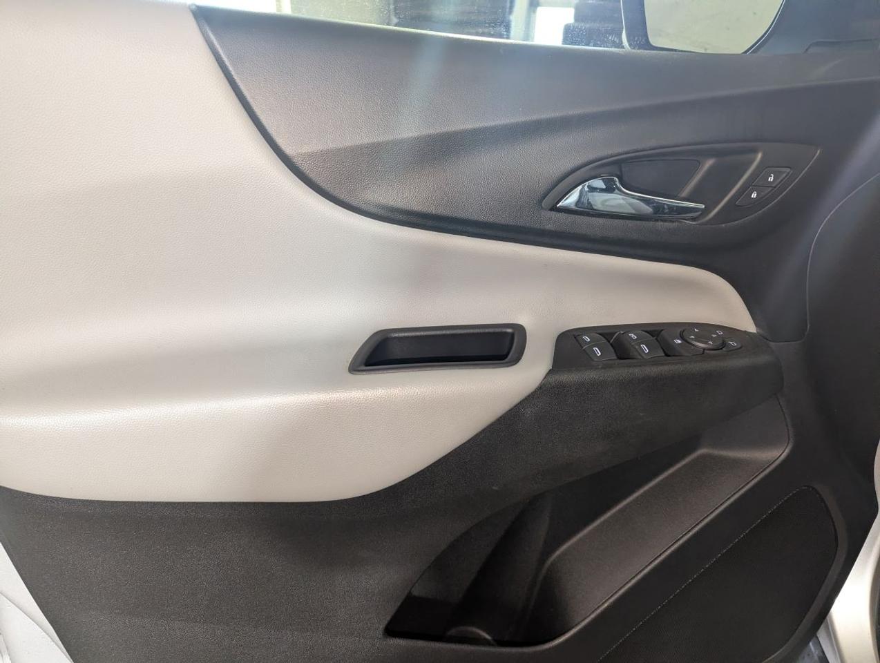 2021 Chevrolet Equinox LS WITH APPLE CARPLAY!! Photo
