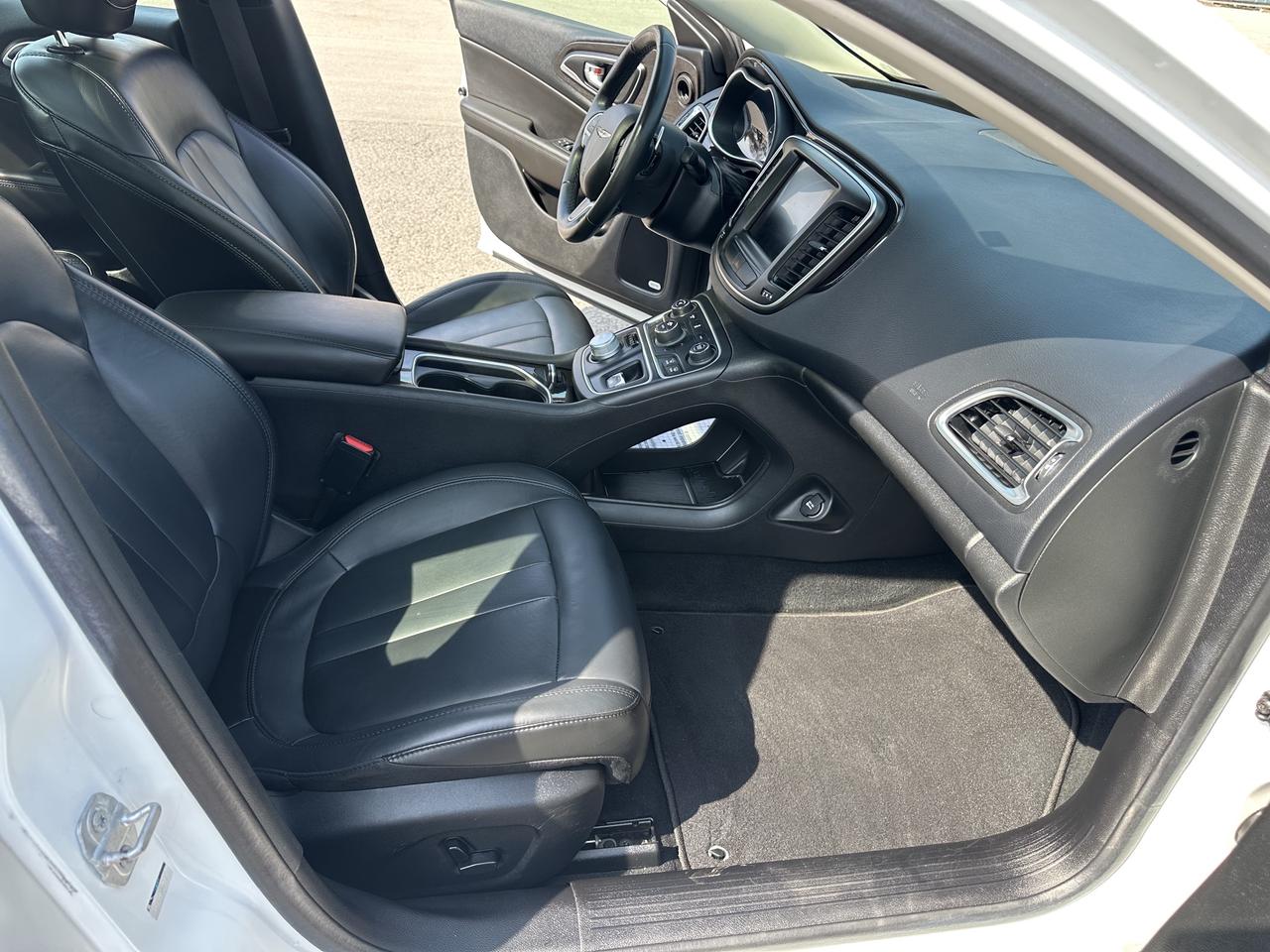 2016 Chrysler 200 C Photo
