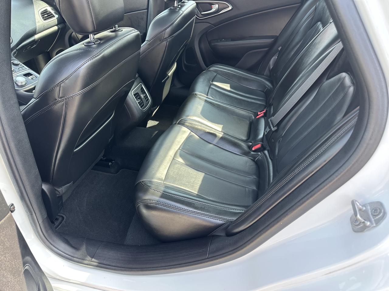 2016 Chrysler 200 C Photo