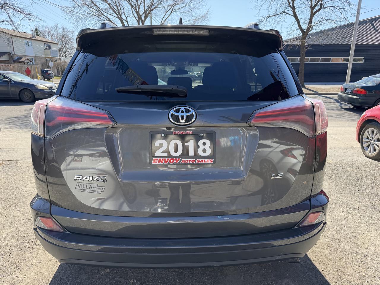 2018 Toyota RAV4 LE Photo4