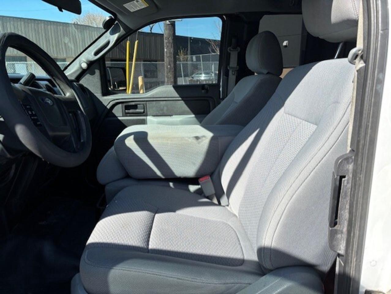 2013 Ford F-150 V8 **HEAVY DUTY 7 BOLT SUSPENSION- 136KM-1 OWNER** Photo