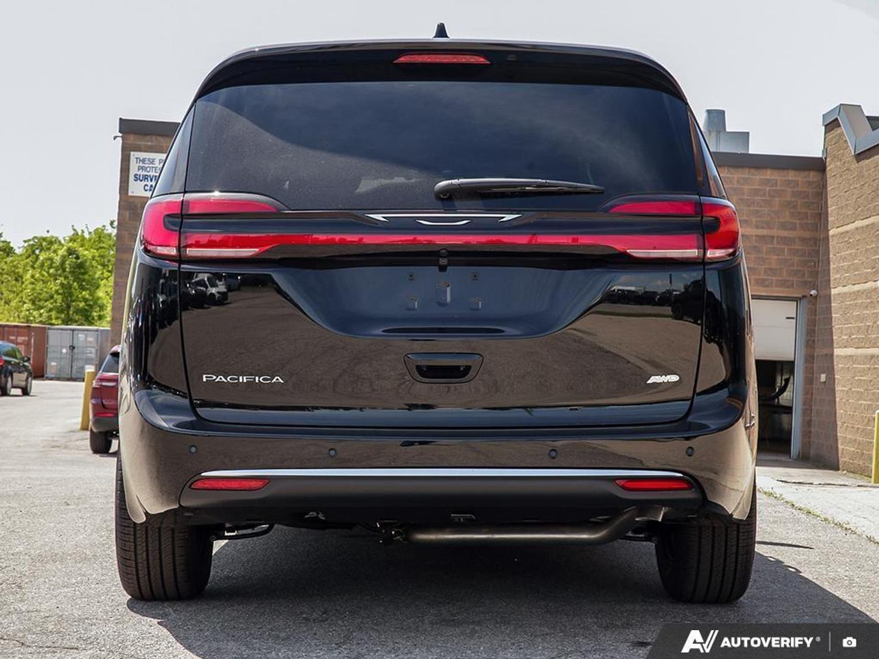 2027 Chrysler Pacifica Select All-Wheel Drive Passenger Van Photo