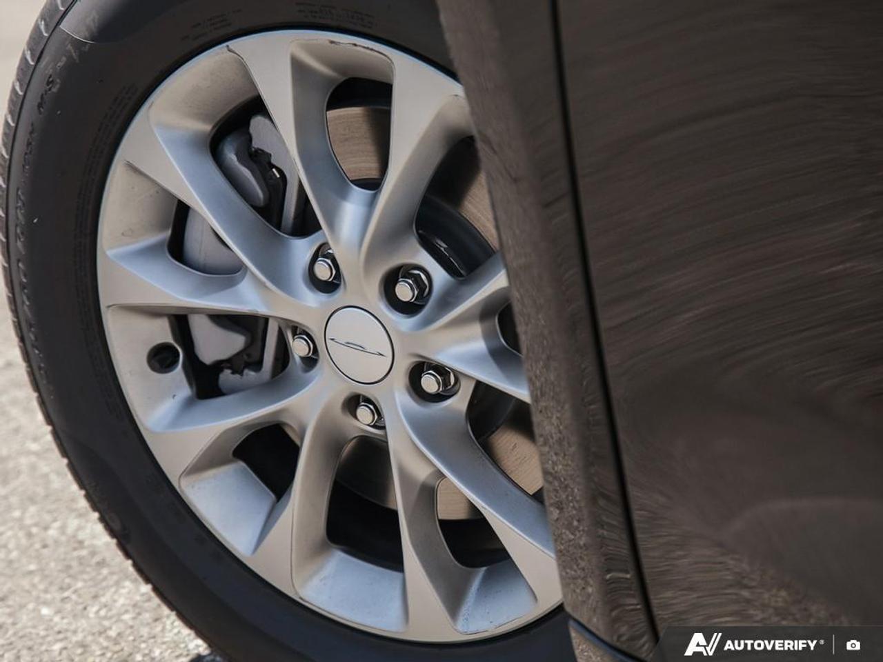 2027 Chrysler Pacifica Select All-Wheel Drive Passenger Van Photo