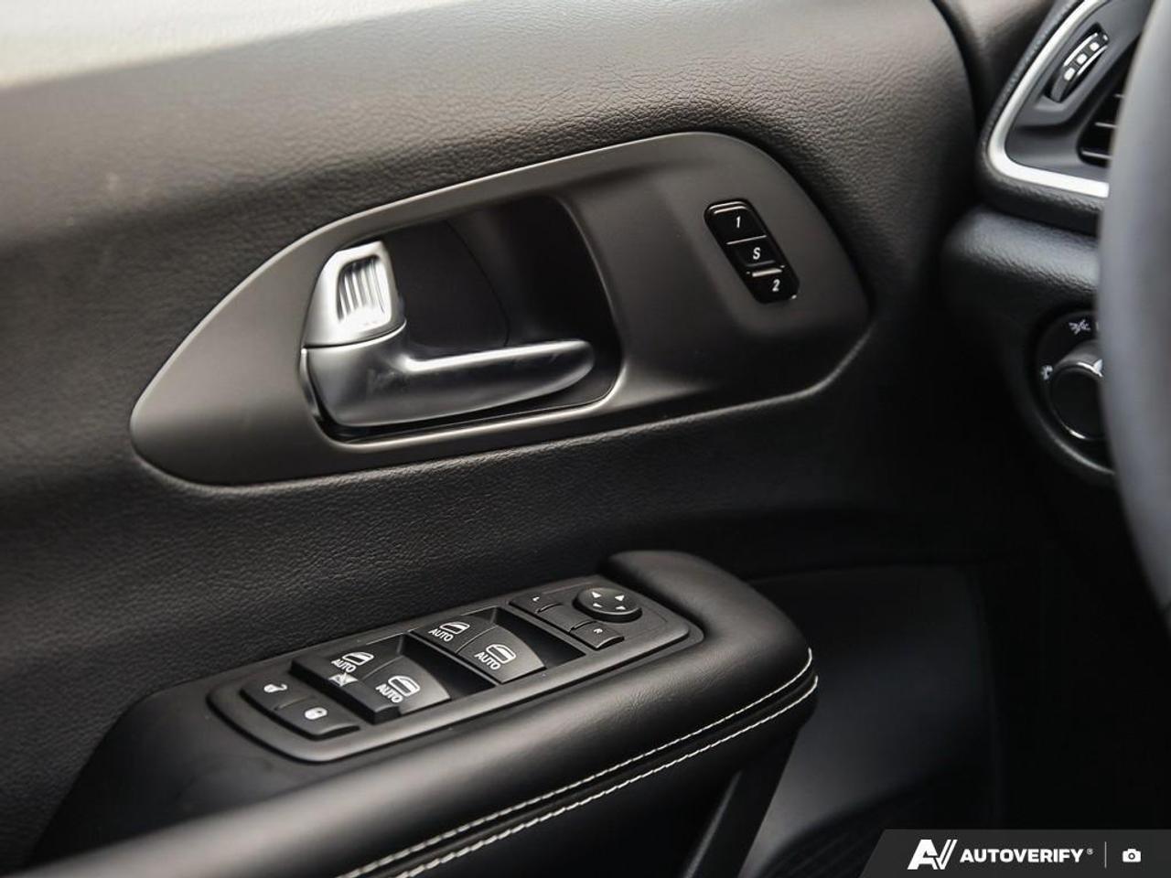 2027 Chrysler Pacifica Select All-Wheel Drive Passenger Van Photo
