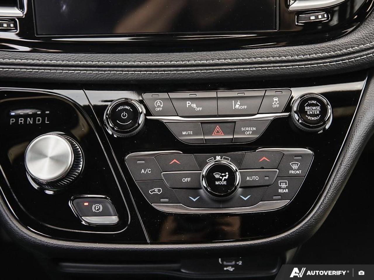 2027 Chrysler Pacifica Select All-Wheel Drive Passenger Van Photo