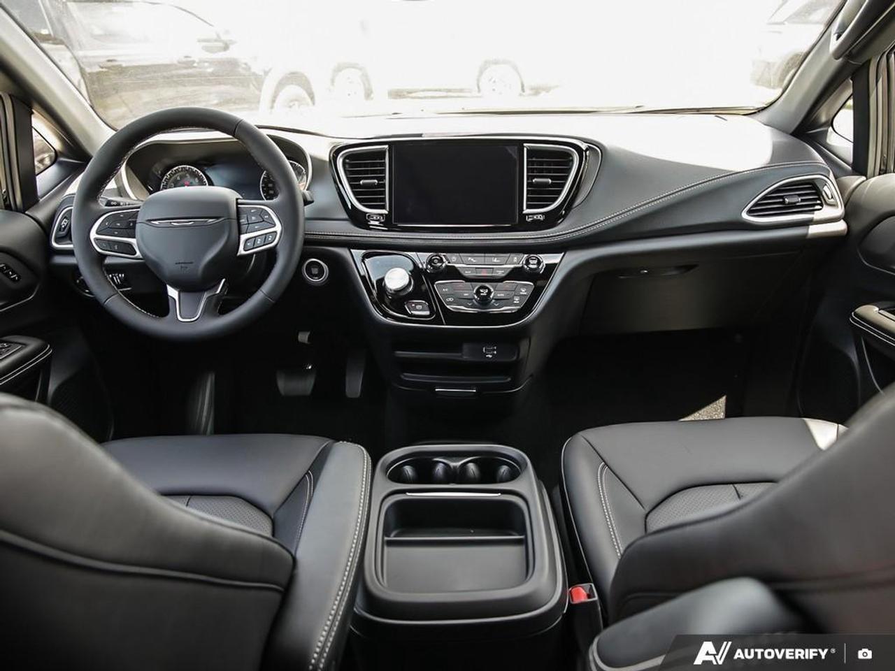 2027 Chrysler Pacifica Select All-Wheel Drive Passenger Van Photo