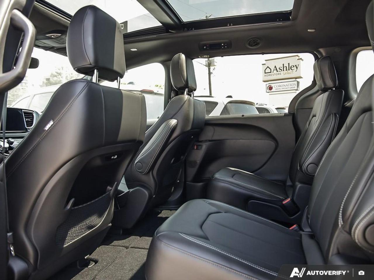 2027 Chrysler Pacifica Select All-Wheel Drive Passenger Van Photo