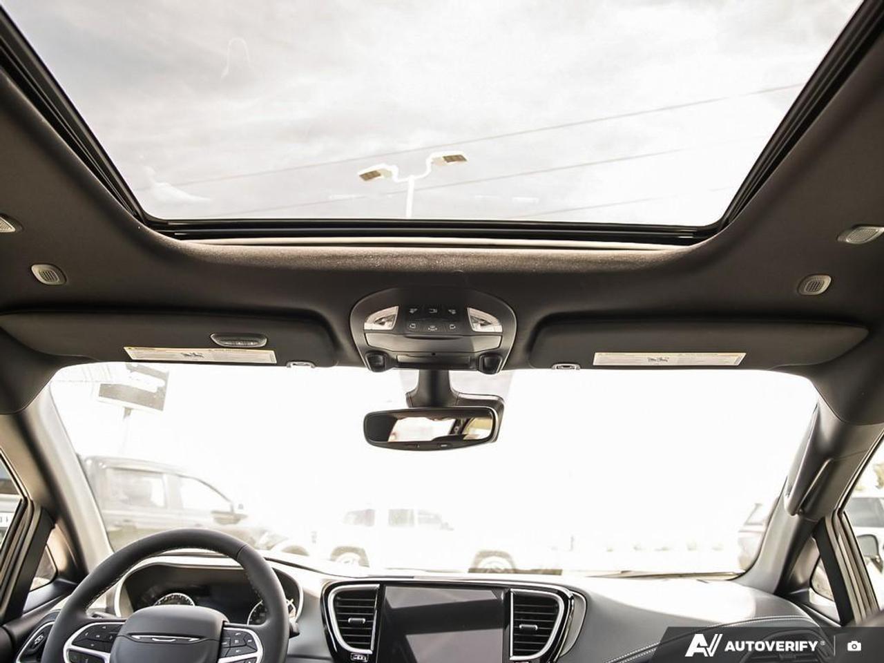 2027 Chrysler Pacifica Select All-Wheel Drive Passenger Van Photo