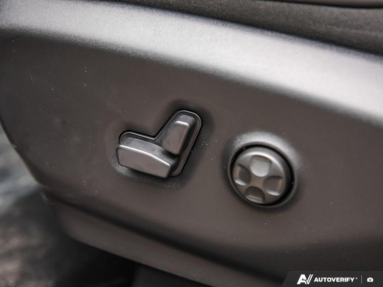 2027 Chrysler Pacifica Select All-Wheel Drive Passenger Van Photo