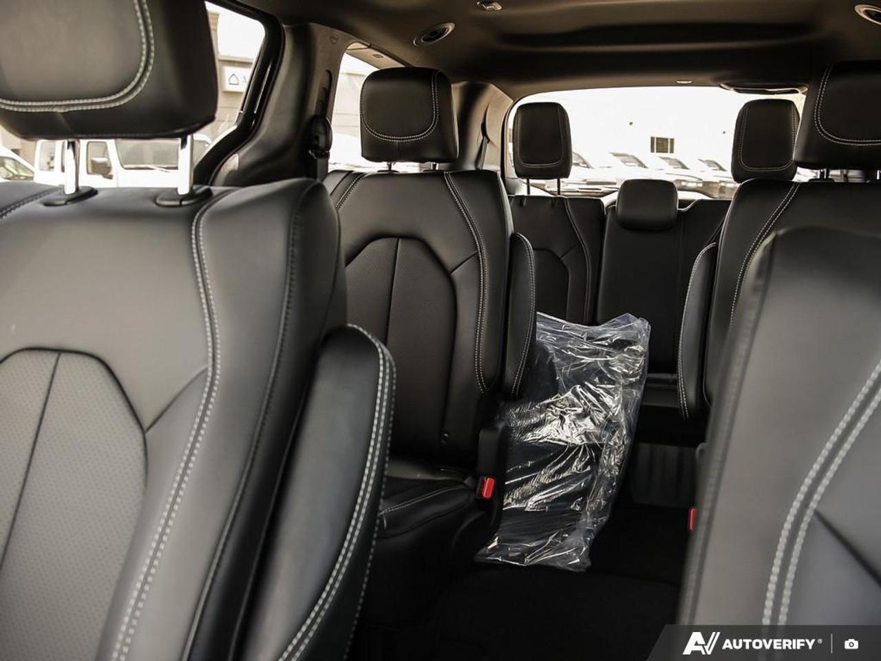 2027 Chrysler Pacifica Select All-Wheel Drive Passenger Van Photo