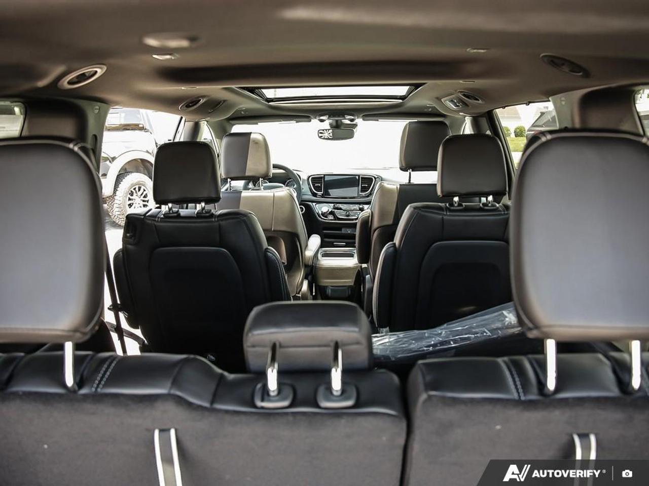 2027 Chrysler Pacifica Select All-Wheel Drive Passenger Van Photo