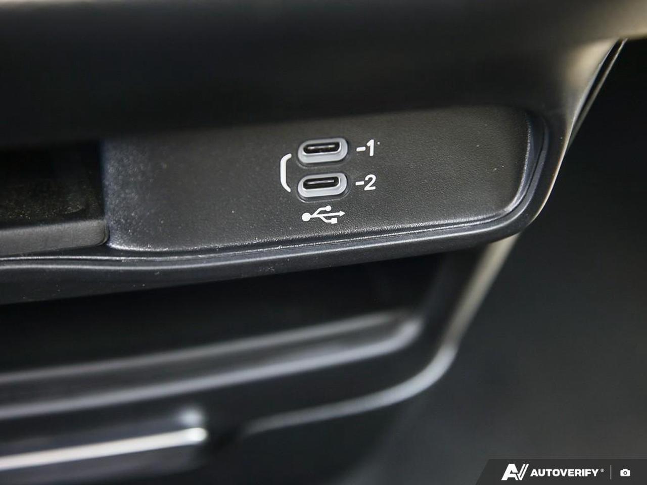 2027 Chrysler Pacifica Select All-Wheel Drive Passenger Van Photo