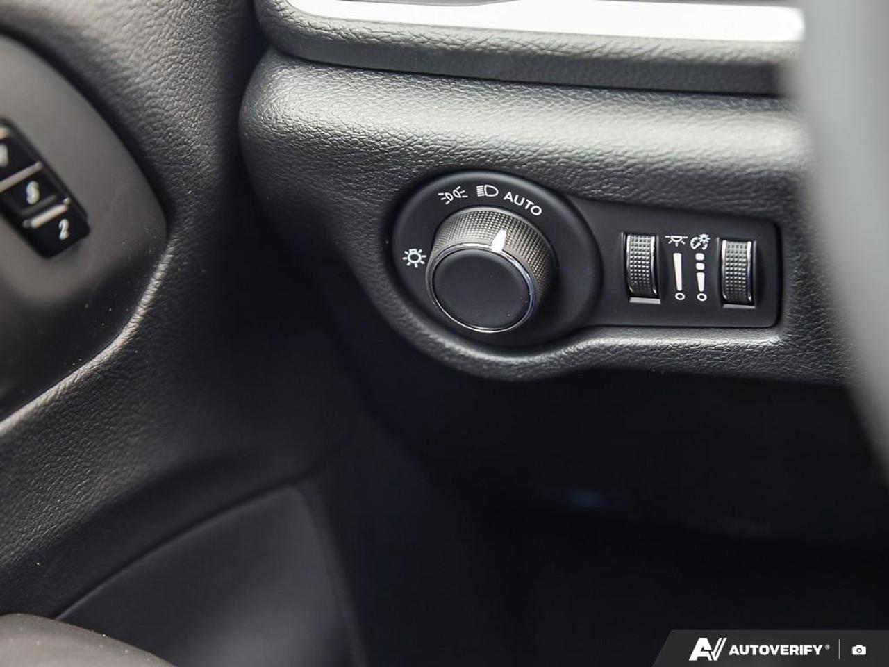 2027 Chrysler Pacifica Select All-Wheel Drive Passenger Van Photo