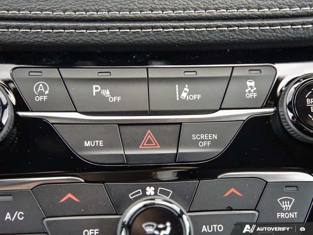 2027 Chrysler Pacifica Select All-Wheel Drive Passenger Van Photo