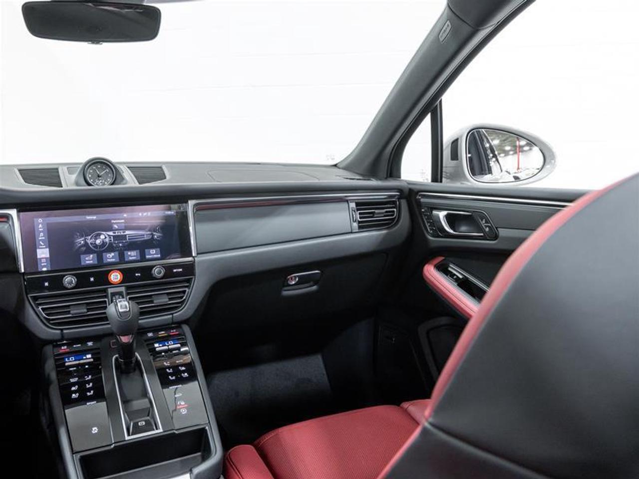 2026 Porsche Macan  Photo