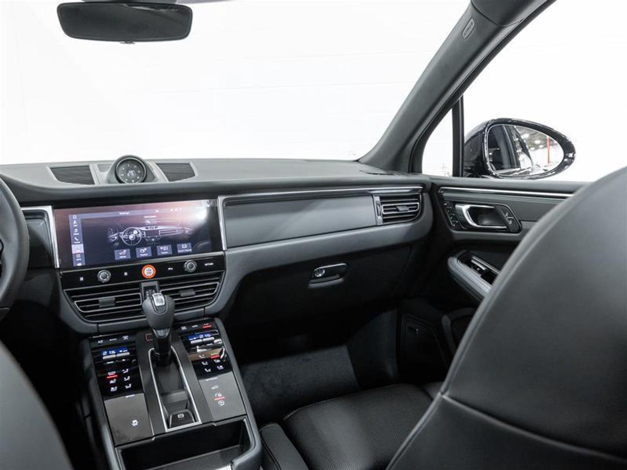 2026 Porsche Macan  Photo
