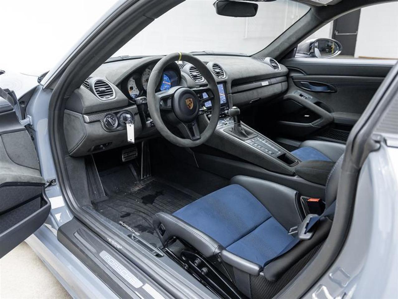 2023 Porsche 718 Cayman  Photo