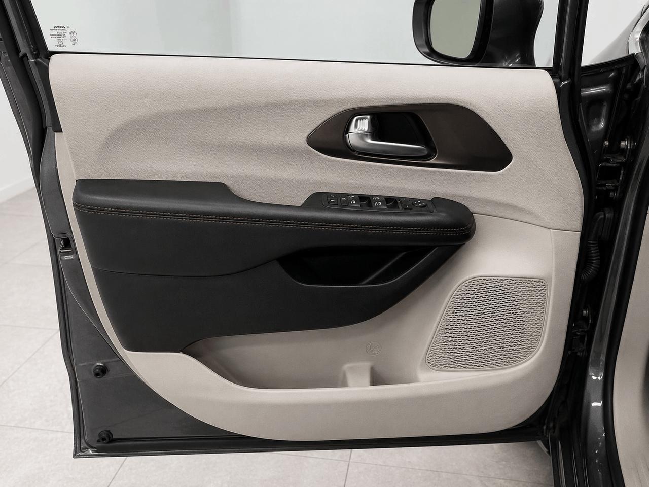 2017 Chrysler Pacifica 4dr Wgn Touring-L Photo