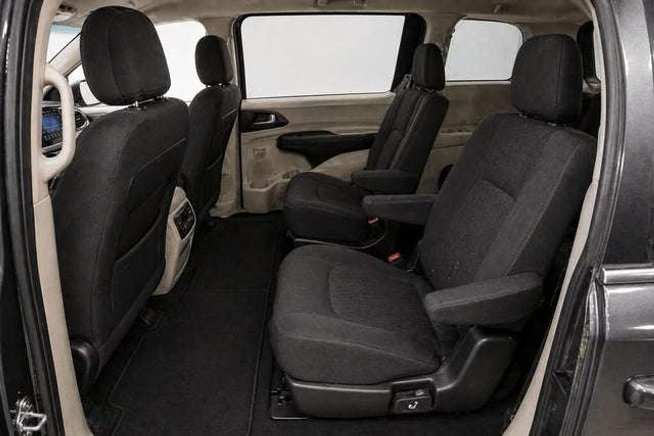 2017 Chrysler Pacifica Touring L Photo3